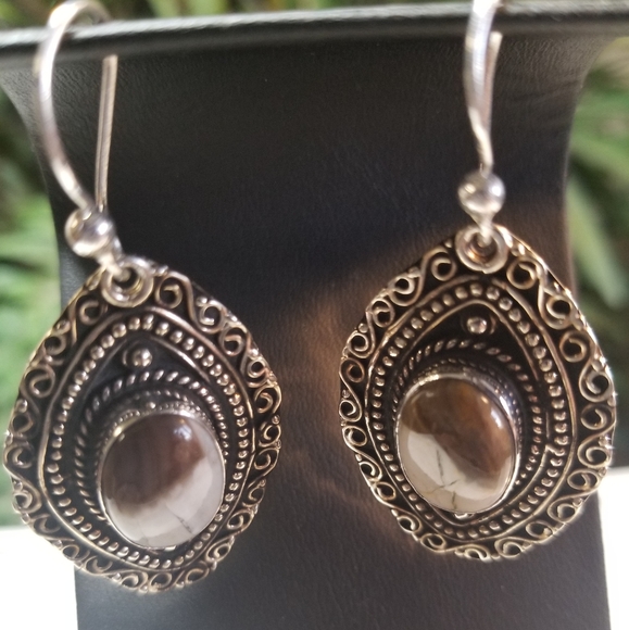 LOVELY EARRINGS - Picture 2 of 7